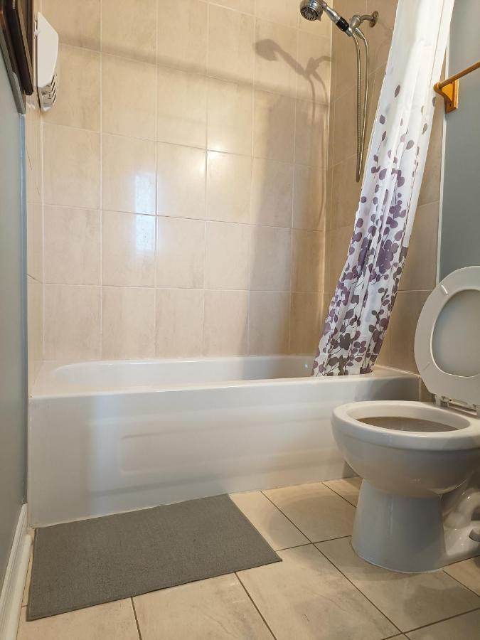 Affordable Room With Free Parking In Newmarket On Exterior photo